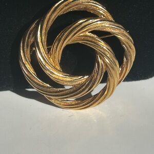 Elegant Gold-Tone Twisted Knot Brooch VTG Monet